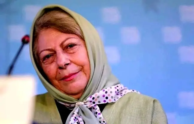  «ثریا قاسمی» در جوانی در آغوش مادرش «حمیده خیرآبادی» 