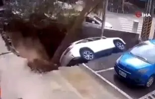  لحظه وحشتناک سقوط خودرو به داخل زمین بر اثر رانش + ویدئو