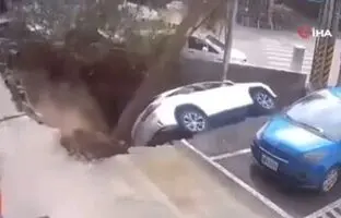  لحظه وحشتناک سقوط خودرو به داخل زمین بر اثر رانش + ویدئو