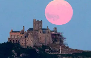 ماه توت‌فرنگی به زودی در آسمان ظاهر می‌شود