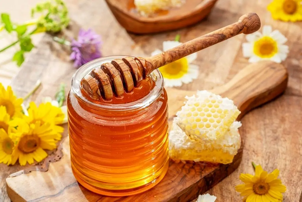 ریختن عسل در چای داغ سم تولید می‌کند؟ / باورهای نادرست درباره عسل