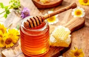 ریختن عسل در چای داغ سم تولید می‌کند؟ / باورهای نادرست درباره عسل