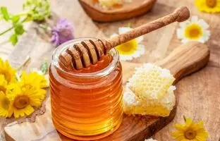ریختن عسل در چای داغ سم تولید می‌کند؟ / باورهای نادرست درباره عسل