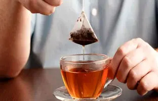 ۱۰ روش برای استفاده مجدد از چای کیسه‌ای‌های مصرف شده 