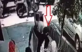 لحظه سرقت گردنبند طلا در خیابان کارگر تهران + ویدئو