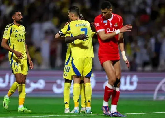 
هدیه اررزشمند کریستیانو رونالدو به سادیو مانه در باز ی النصر مقابل الوحده
