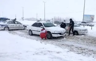 برف گردنه این شهرستان را مسدود کرد
