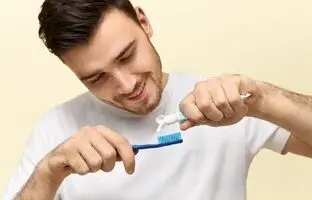 فواید مسواک زدن روی یک پا چیست؟!
