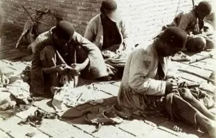 گرفتن شپش از بدن زیر آفتاب! کاری معمول در دوران قاجار