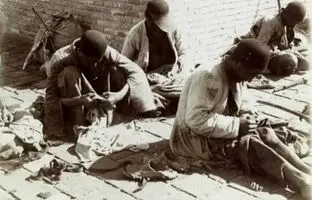 گرفتن شپش از بدن زیر آفتاب! کاری معمول در دوران قاجار
