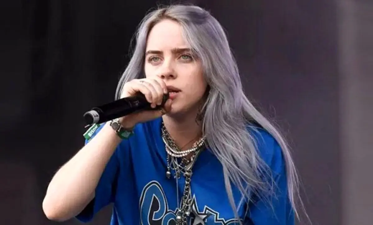 بیلی آیلیش و نوشته «سلام» بر پیراهن او در کنسرت