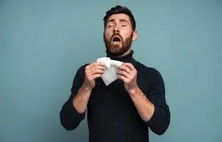 کدام عطسه مضر است؟/ اگر جلوی عطسه را بگیریم چه می‌شود؟/