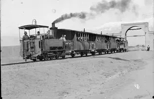 ماشین دودی و لوکوموتیوران جالب آن در زمان قاجار + عکس