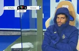  چهره درهم و ناراحت مهدی طارمی هنگام دریافت مدال + ویدئو