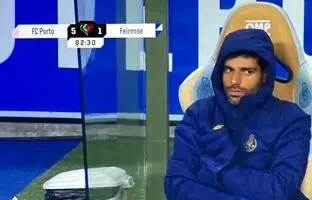  چهره درهم و ناراحت مهدی طارمی هنگام دریافت مدال + ویدئو