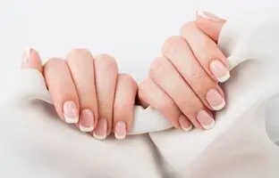 چگونه ناخن کاشت را خودمان در خانه برداریم / ۶ روش خانگی ساده