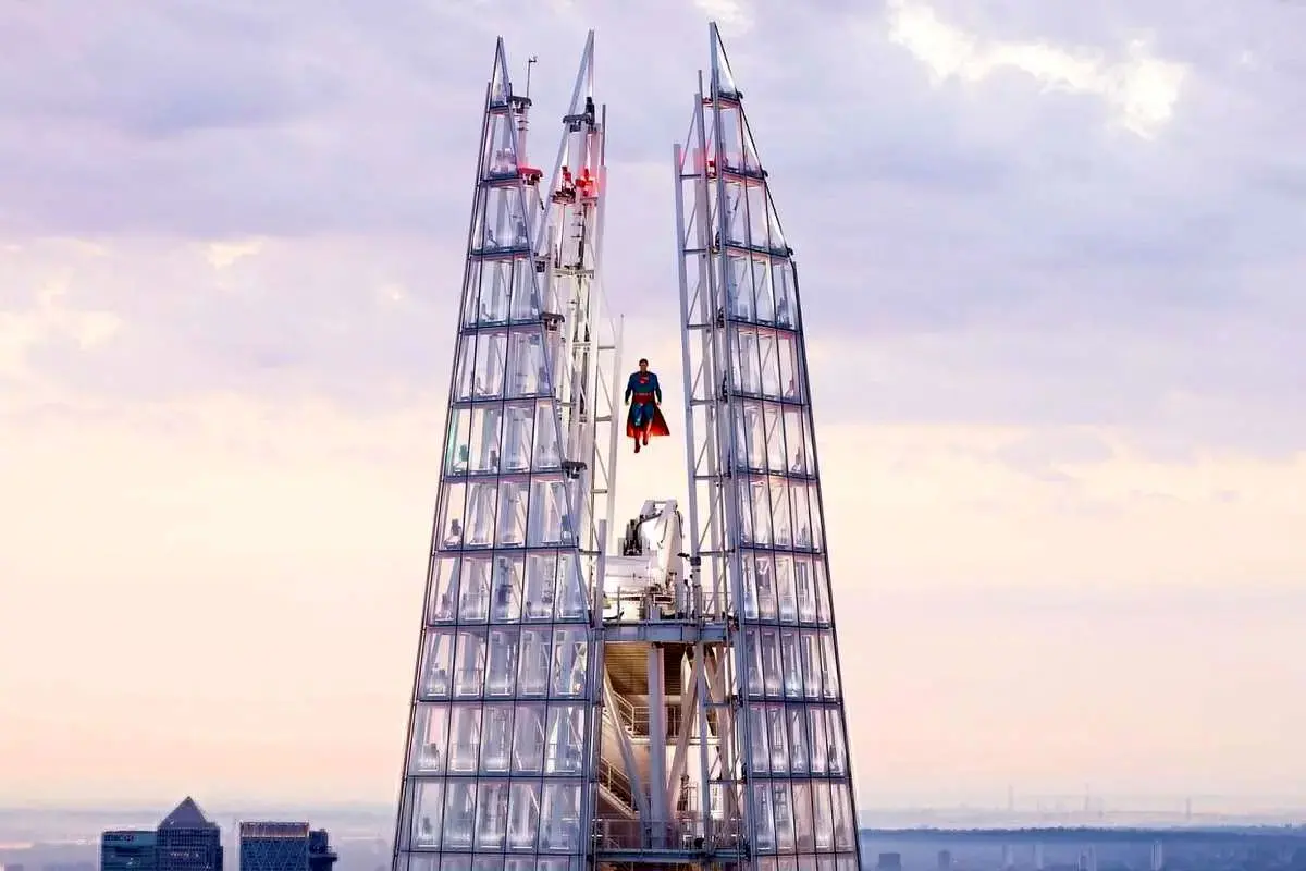 مجسمه سوپرمن بر فراز بلندترین برج لندن + ویدئو