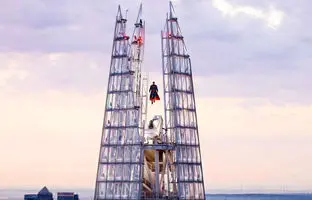 مجسمه سوپرمن بر فراز بلندترین برج لندن + ویدئو