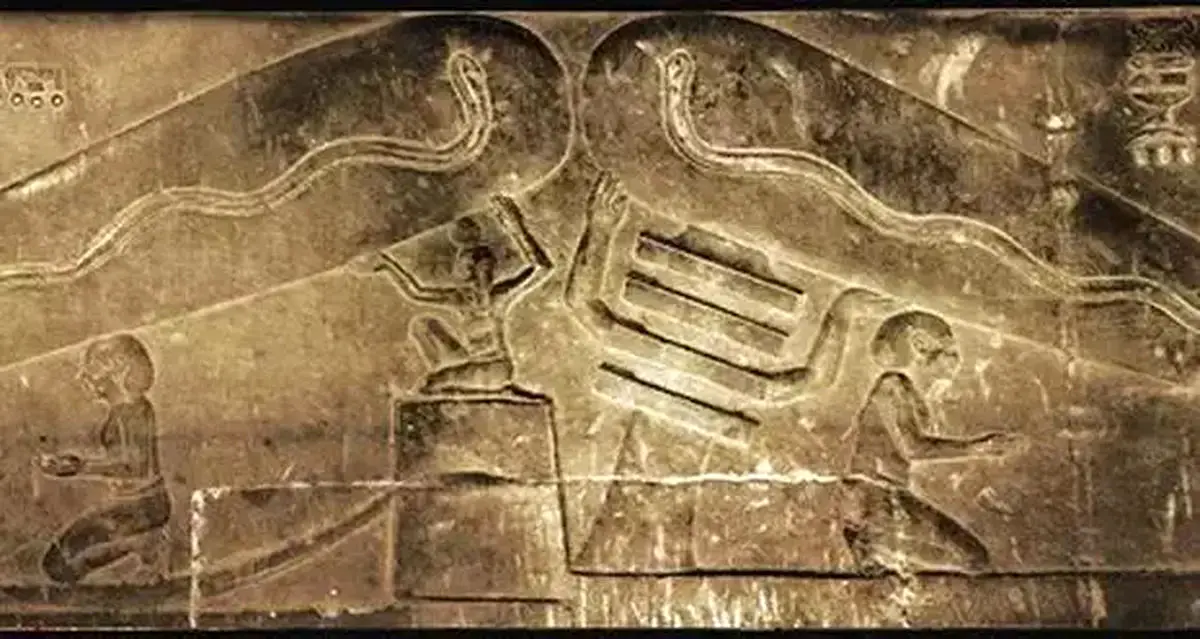 آیا مصریان باستان لامپ و باتری داشتند؟ 