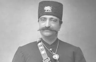 ژست دیدنیِ ناصرالدین شاه کنار زنان حرمسرا! 