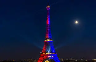  نورافشانی برج ایفل به رنگ لباس پاری‌سن‌ژرمن به مناسبت قهرمانی این تیم + ویدئو
