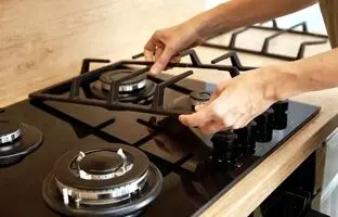 با این روش اجاق گاز شیشه‌ای را تمیز کنید؛ بدون یک خط و خش