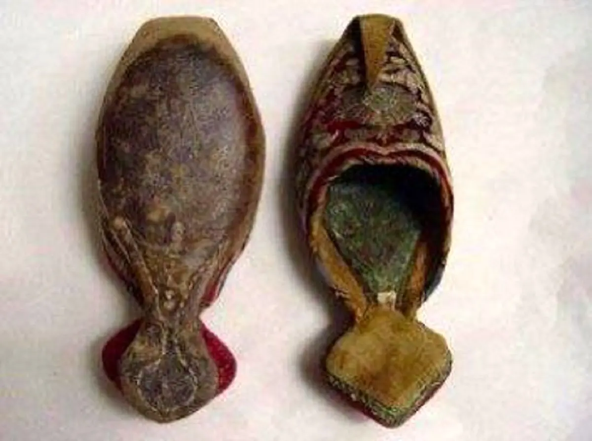 کفش مخمل قرمز گلدوزی شده دوره‌ی قاجار