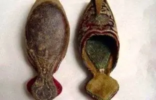 کفش مخمل قرمز گلدوزی شده دوره‌ی قاجار