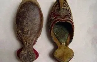 کفش مخمل قرمز گلدوزی شده دوره‌ی قاجار