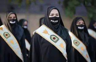 سفر به تهران قدیم؛ «افسر پلیس زن راهنمایی رانندگی-خیابان ولیعصر»؛ دهه 40 + تصویر