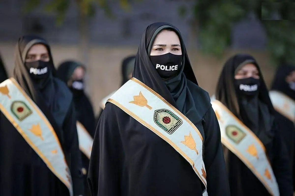 سفر به تهران قدیم؛ «افسر پلیس زن راهنمایی رانندگی-خیابان ولیعصر»؛ دهه 40 + تصویر