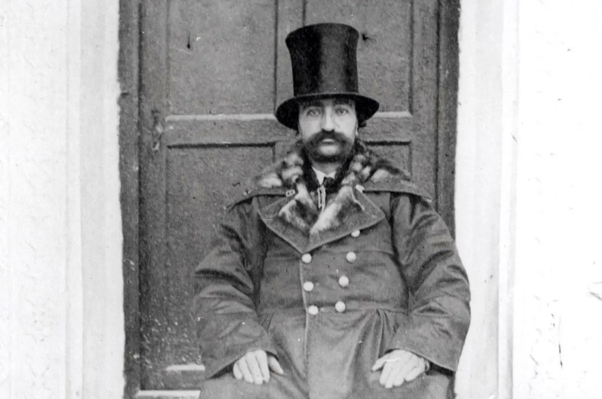 عکس قدیمی؛ «گربۀ ناصرالدین شاه» در حال استراحت روی صندلی سلطنتی 