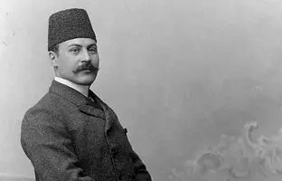 وزیر خارجه دوره قاجار با لباس تشریفات