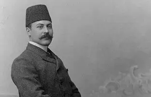 وزیر خارجه دوره قاجار با لباس تشریفات
