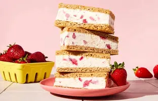 خوشمزه بپزید؛ طرز تهیه بیسکویت بستنی توت فرنگی
