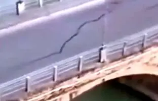 (ویدئو) لحظه فرو ریختن پل در چین به دلیل جریان شدید آب