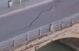 (ویدئو) لحظه فرو ریختن پل در چین به دلیل جریان شدید آب