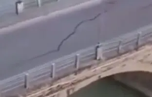 (ویدئو) لحظه فرو ریختن پل در چین به دلیل جریان شدید آب