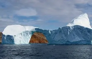 (ویدئو) عبور یک کوه یخ شناور از کنار جزیره‌ای در گرینلند