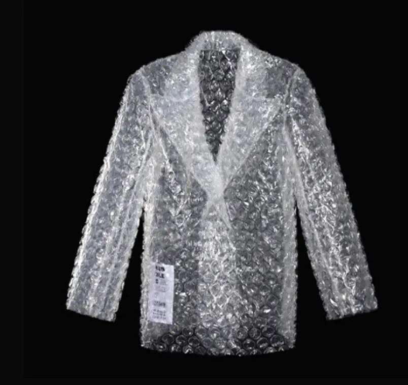 دنیای عجیب و غریب مد؛ دوخت لباس با نایلون حباب‌دار