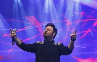 معرفی عاشقانه همسر محمد علیزاده وسط کنسرت + ویدئو