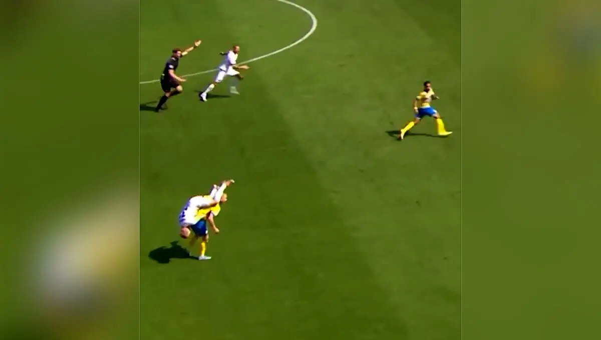 (ویدئو) یک برخورد و یک خطای عجیب در بازی فوتبال