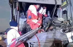 اولین تصاویر از تصادف خونین اتوبوس و تریلی در جاده اصفهان - آباده + ویدئو