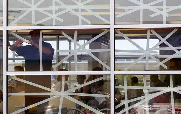 ابتکار یک دختر ایرانی در ایمن‌سازی شیشه‌های خانه در هنگام انفجار + عکس 