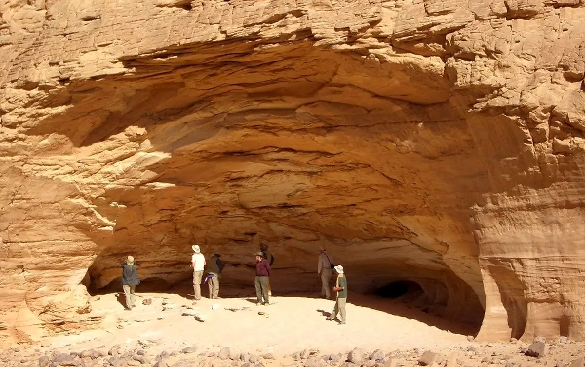  نقاشی‌های 9 هزارسالۀ یک غار بیابانی که تصاویر «شناگران» را نشان می‌دهند 