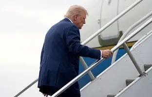  لغزش دونالد ترامپ هنگام سوار شدن به هواپیمای ریاست‌جمهوری + ویدئو