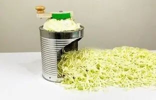 ببینید؛ مراحل درست کردن یک دستگاه خلاقانه برای خردکن کلم با قوطی فلزی