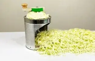 ببینید؛ مراحل درست کردن یک دستگاه خلاقانه برای خردکن کلم با قوطی فلزی