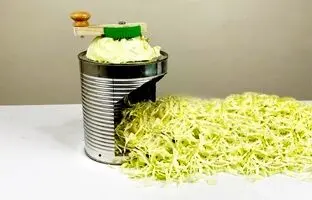 ببینید؛ مراحل درست کردن یک دستگاه خلاقانه برای خردکن کلم با قوطی فلزی
