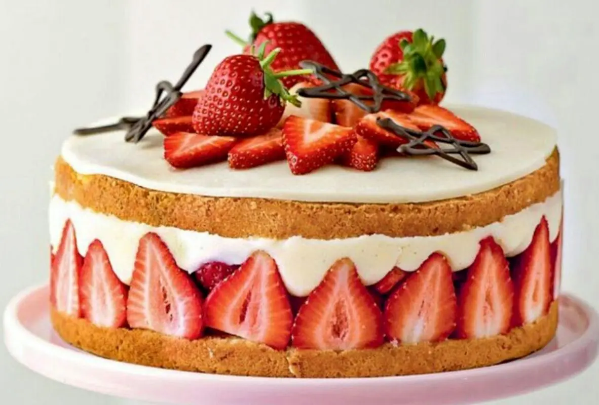 خوشمزه بپزید؛ تهیه کیک بستنی توت‌ فرنگی با این روش آسان 